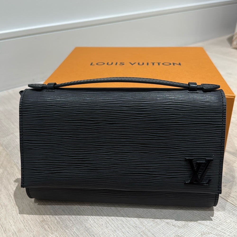 Louis vuitton clery epi noir bag
